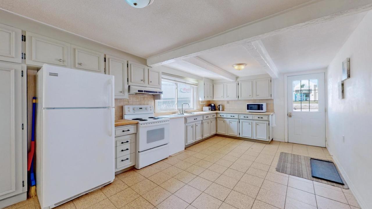 Main Beach River Retreat - Wasaga Beach 1 - Main Strip - 95 Mosley St Bagian luar foto